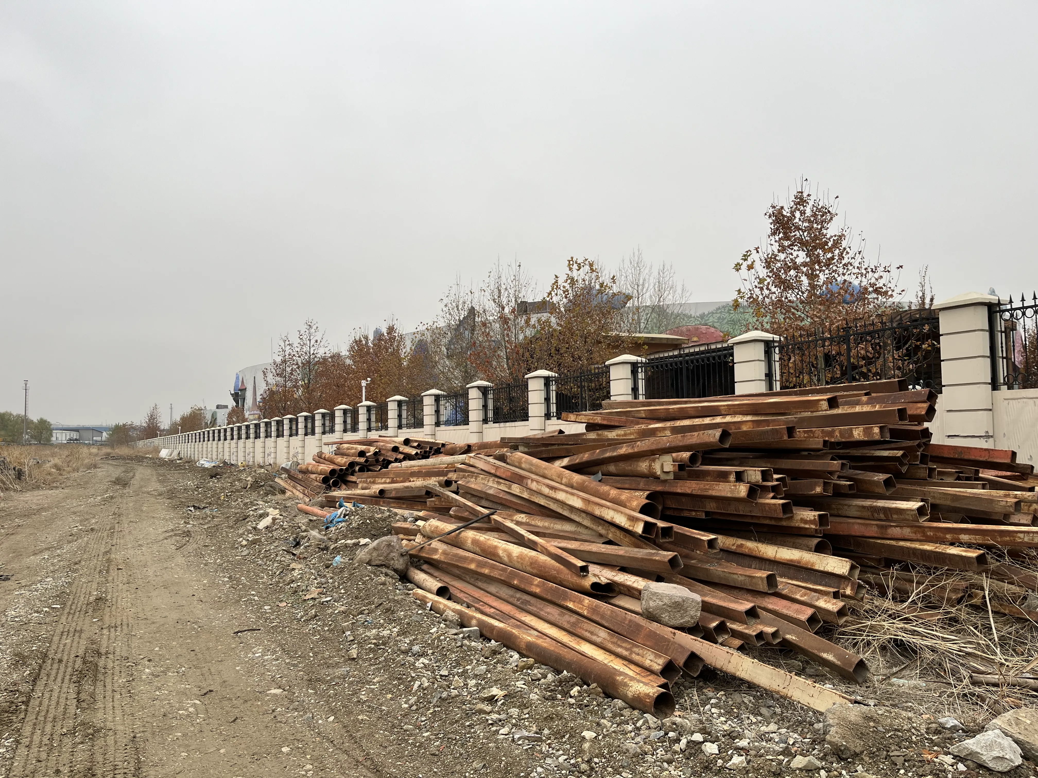 Çürüyen ve paslanan raylar